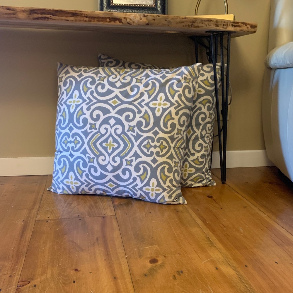 2 Floor throw pillows